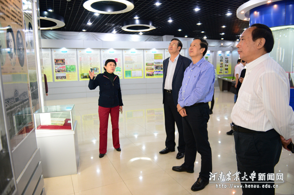 华中农业大学党委书记李忠云一行参观校史馆