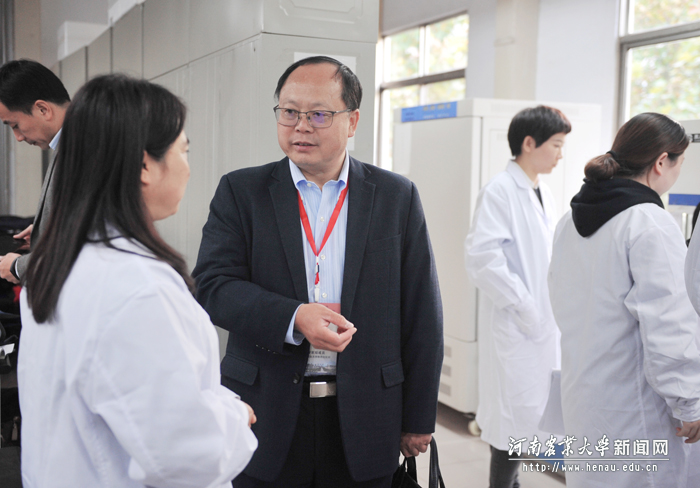 专家组成员、云南农业大学教务处处长胡先奇与实验教师交流