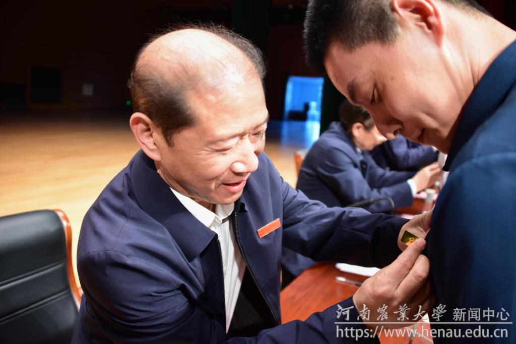 带校徽.JPG.jpg