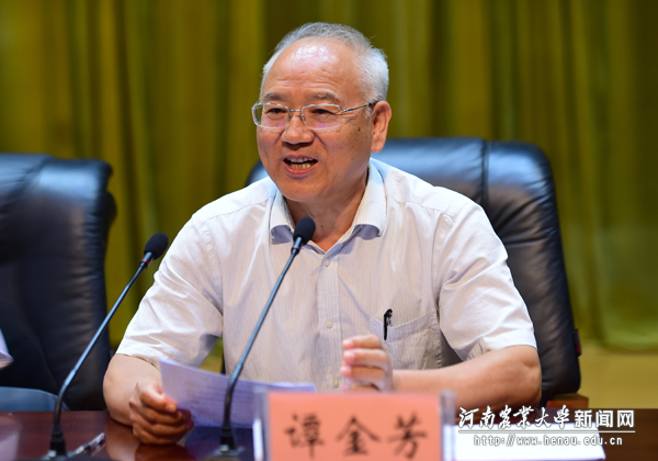 副校长谭金芳主持报告会 副校长谭金芳主持报告会