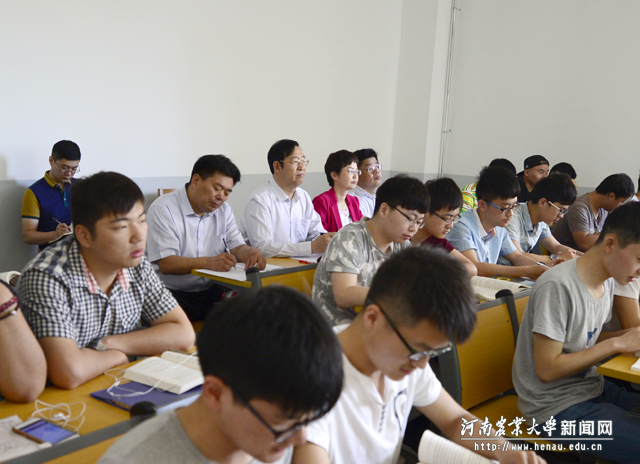 校党委书记程传兴听取《毛泽东思想和中国特色社会主义理论体系》课程