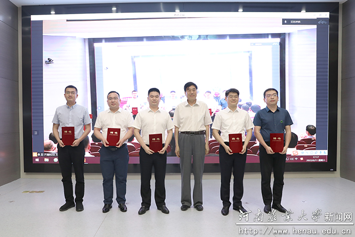 康校长颁发聘书 康校长颁发聘书