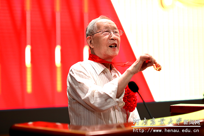 “光荣在党50年”纪念章获得者代表韩锦峰发言