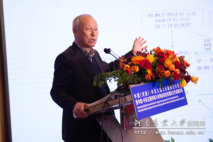 中国工程院院士、中国农业大学教授李德发作报告 中国工程院院士、中国农业大学教授李德发作报告