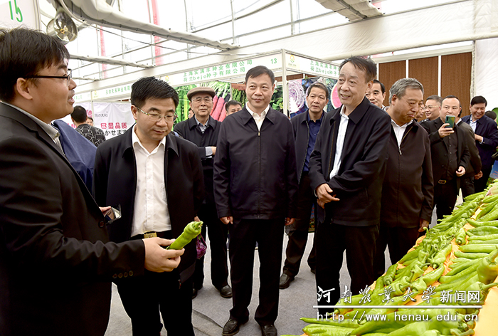 校党委书记魏蒙关听取参展企业代表品种介绍 校党委书记魏蒙关听取参展企业代表品种介绍
