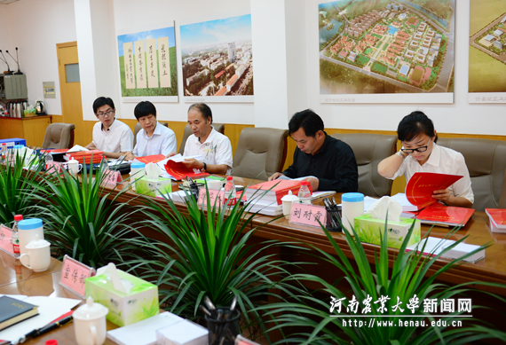 复查组查阅我校精神文明建设档案资料 复查组查阅我校精神文明建设档案资料