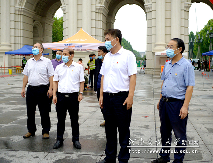 校党委副书记、副校长介晓磊,校党委副书记、工会主席李成吾,副校长林同保查看龙子湖校区研究生报到情况 校党委副书记、副校长介晓磊,校党委副书记、工会主席李成吾,副校长林同保查看龙子湖校区研究生报到情况