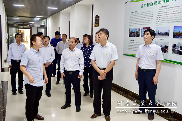 司林胜、陈向炜一行实地考察了河南粮食作物协同创新中心 司林胜、陈向炜一行实地考察了河南粮食作物协同创新中心