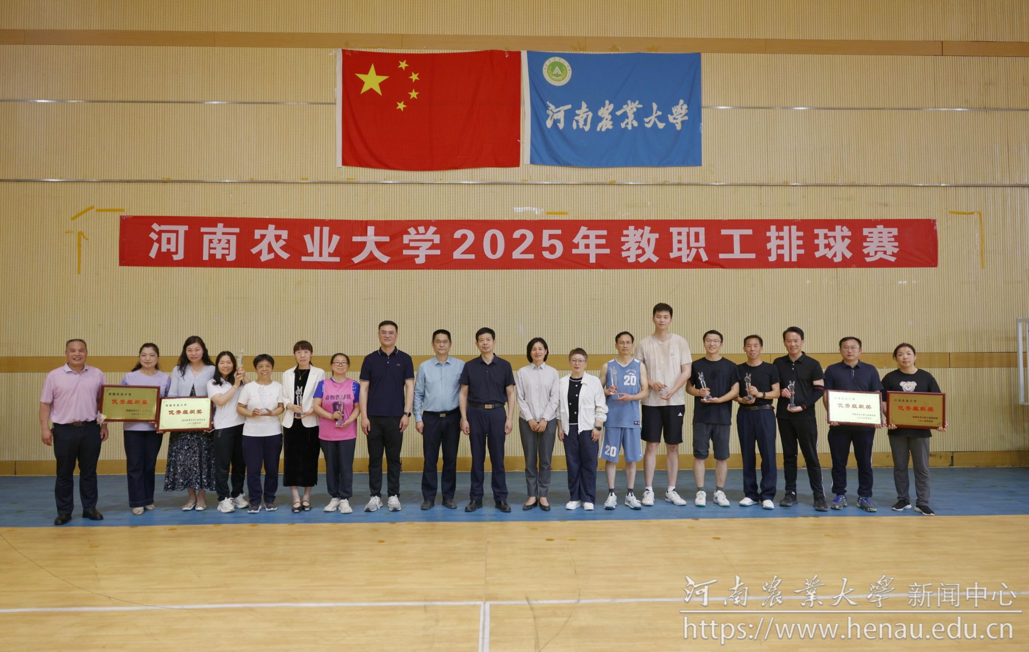 2025教职工排球赛大合影20250512.jpg