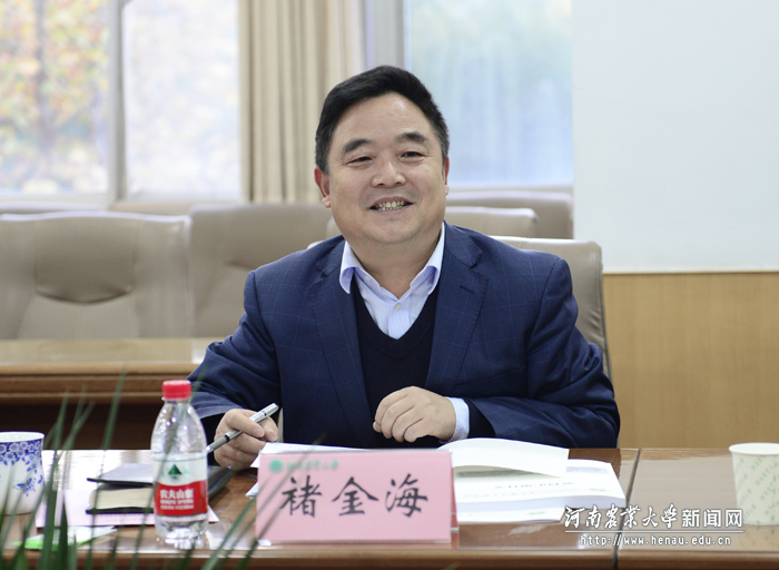 校党委副书记、工会主席褚金海汇报学校精神文明创建工作情况