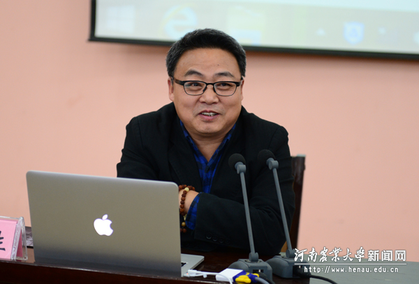 河南日报摄影部主任陈更生作《新闻摄影精神》专题报告 河南日报摄影部主任陈更生作《新闻摄影精神》专题报告