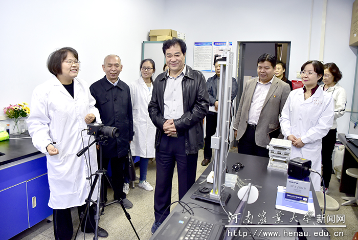 张改平在理学院宋美荣教授实验室调研