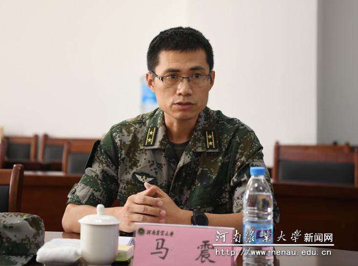 承训部队教官负责人马震介绍学生军训情况 承训部队教官负责人马震介绍学生军训情况