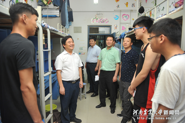 校党委副书记、工会主席褚金海看望慰问毕业生