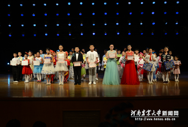郑州市三好学生、金水好少年上台领奖 郑州市三好学生、金水好少年上台领奖