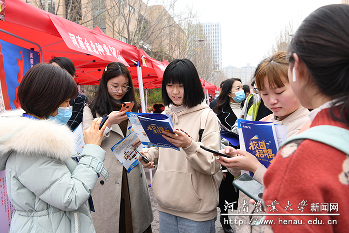 毕业生们详细了解企业的信息 毕业生们详细了解企业的信息