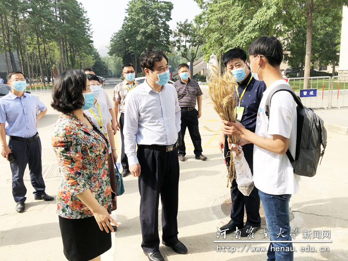 校长、中国工程院院士张改平,副校长尹新明在文化路校区了解学生返校情况 校长、中国工程院院士张改平,副校长尹新明在文化路校区了解学生返校情况