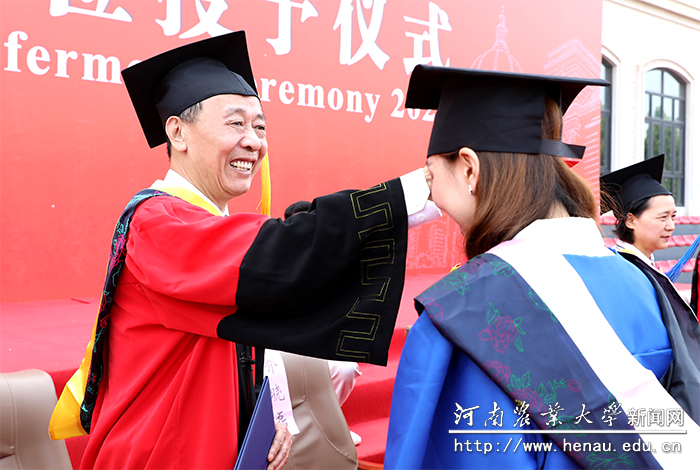 校党委书记魏蒙关为毕业生拨正流苏2 校党委书记魏蒙关为毕业生拨正流苏2