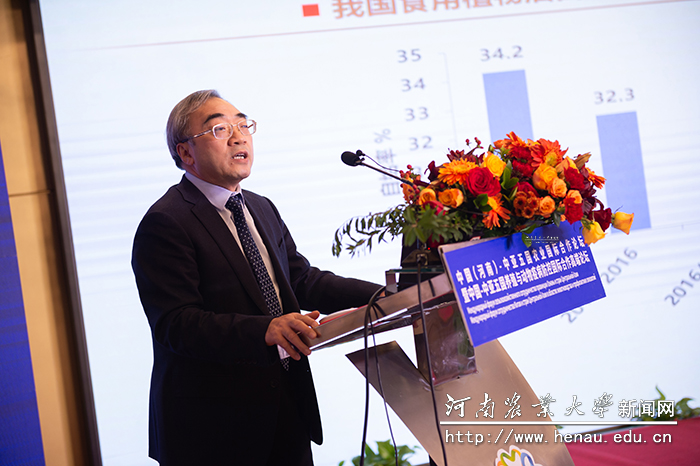 中国工程院院士、河南省农业科学院院长张新友作报告 中国工程院院士、河南省农业科学院院长张新友作报告