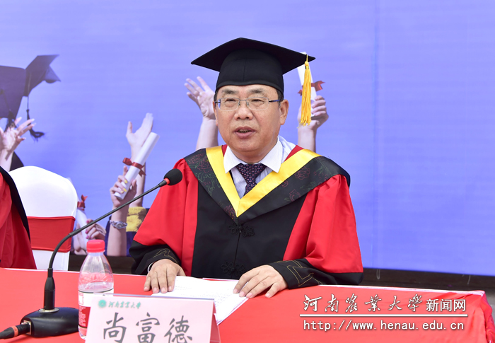 副校长尚富德宣读学位授予决定 副校长尚富德宣读学位授予决定