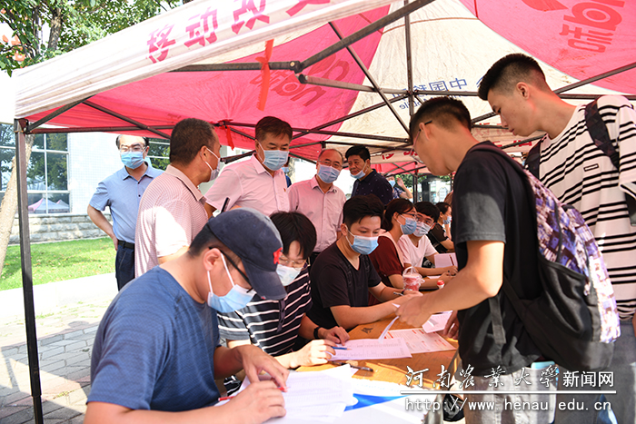 校党委副书记、工会主席李成吾,副校长林同保在文化路校区查看研究生报到情况 校党委副书记、工会主席李成吾,副校长林同保在文化路校区查看研究生报到情况