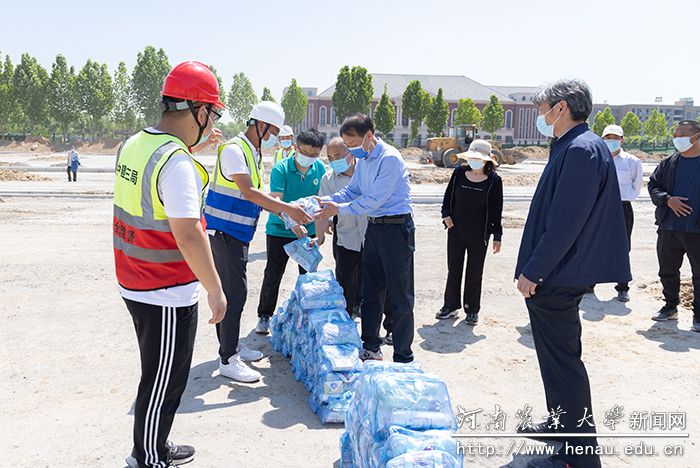 校党委书记魏蒙关一行在龙子湖校区在建工地看望慰问一线建设人员