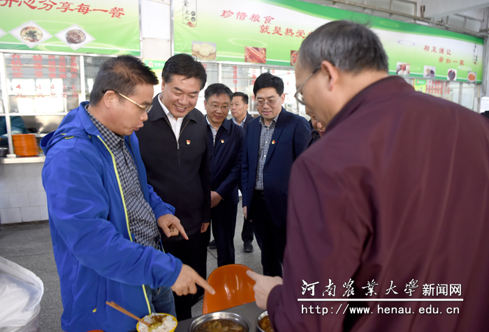 校党委副书记、工会主席李成吾与正在用餐的教职工交流