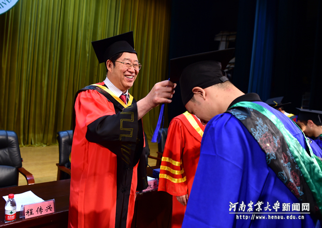 校党委书记程传兴为毕业生拨流苏 校党委书记程传兴为毕业生拨流苏