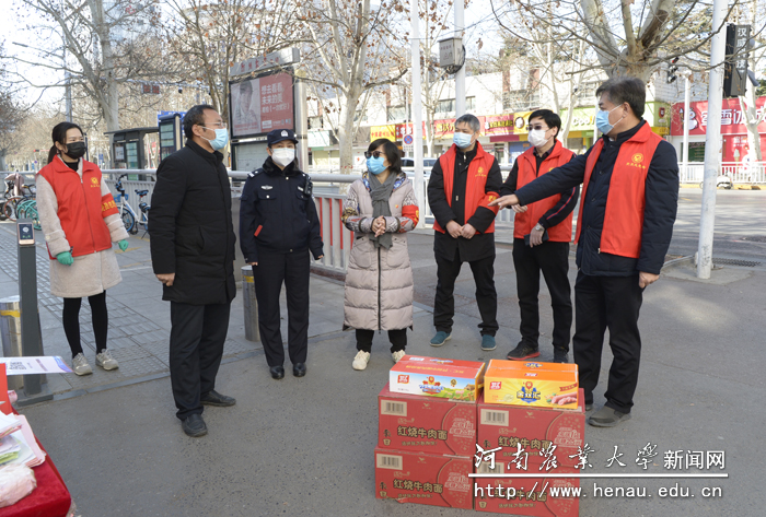 校党委副书记、工会主席李成吾看望慰问党员志愿者、社区工作人员和警务人员 校党委副书记、工会主席李成吾看望慰问党员志愿者、社区工作人员和警务人员