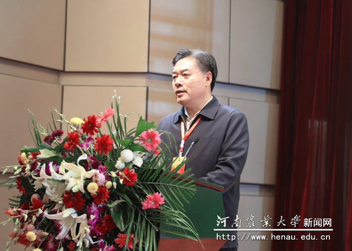 校党委副书记、工会主席李成吾致词 校党委副书记、工会主席李成吾致词