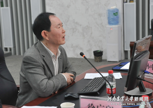 副校长、生物质能源河南省协同创新中心主任张全国作介绍中心建设运行情况 副校长、生物质能源河南省协同创新中心主任张全国作介绍中心建设运行情况