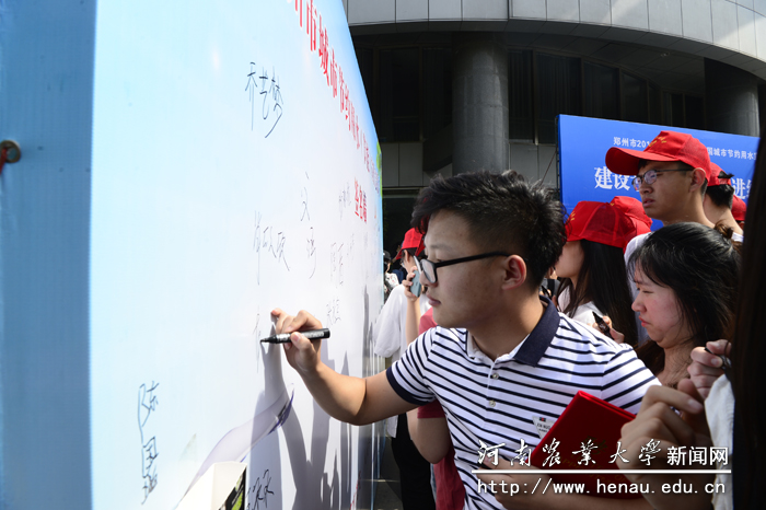 我校大学生积极参加现场签名活动 我校大学生积极参加现场签名活动