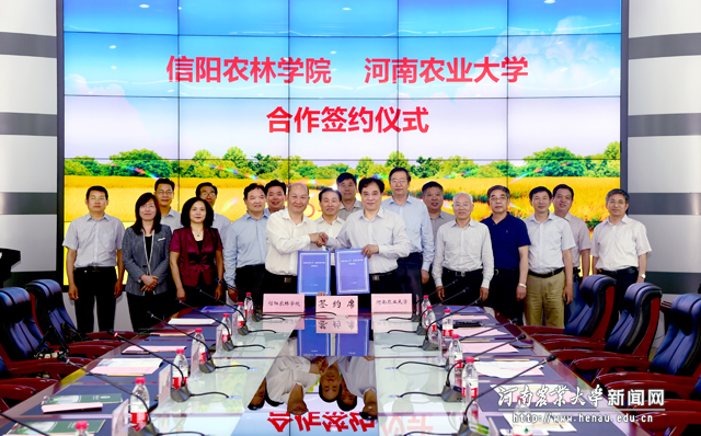 在全体与会人员见证下,双方签署合作协议 在全体与会人员见证下,双方签署合作协议