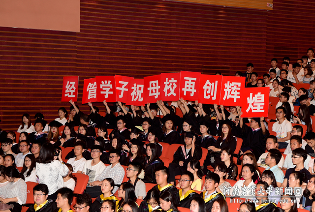 毕业生通过各种方式表达对母校的祝福 毕业生通过各种方式表达对母校的祝福