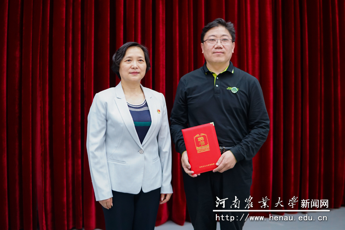 副校长尹新明为校友张宏辉颁发聘书 副校长尹新明为校友张宏辉颁发聘书