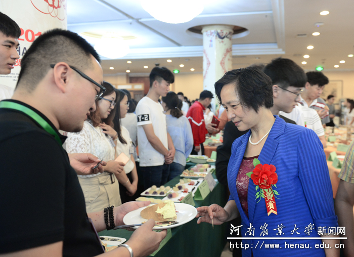副校长尹新明查看参赛作品情况 副校长尹新明查看参赛作品情况
