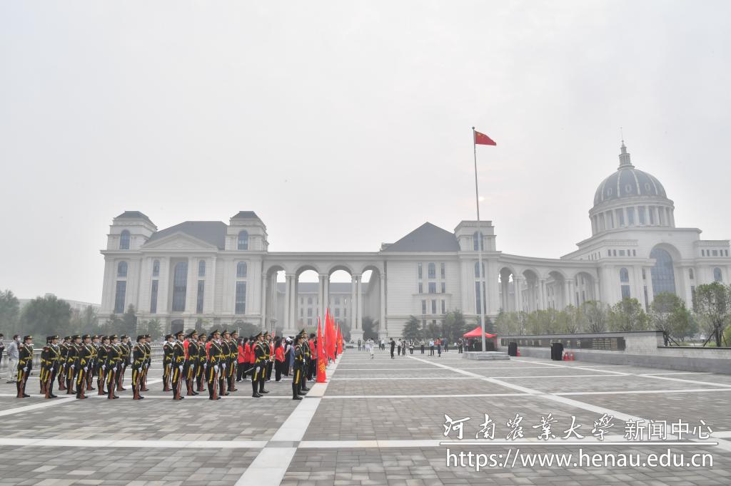 学校举行“喜迎二十大 永远跟党走”庆国庆升国旗仪式