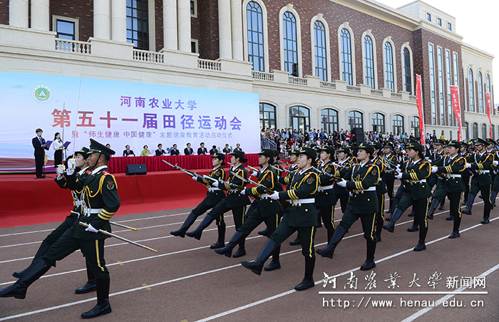 国旗队正步走过主席台  郭治鹏