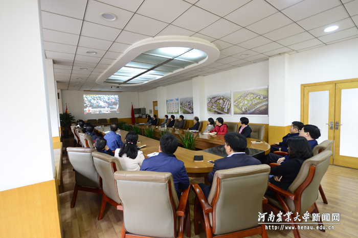 校机关干部职工集中收听收看开幕式 校机关干部职工集中收听收看开幕式
