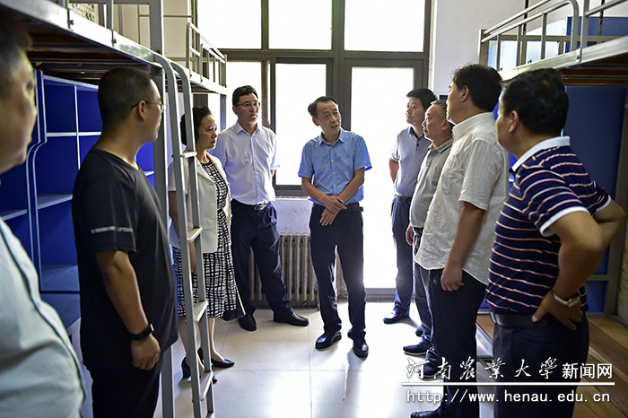 校领导察看新学期工作3 校领导察看新学期工作3