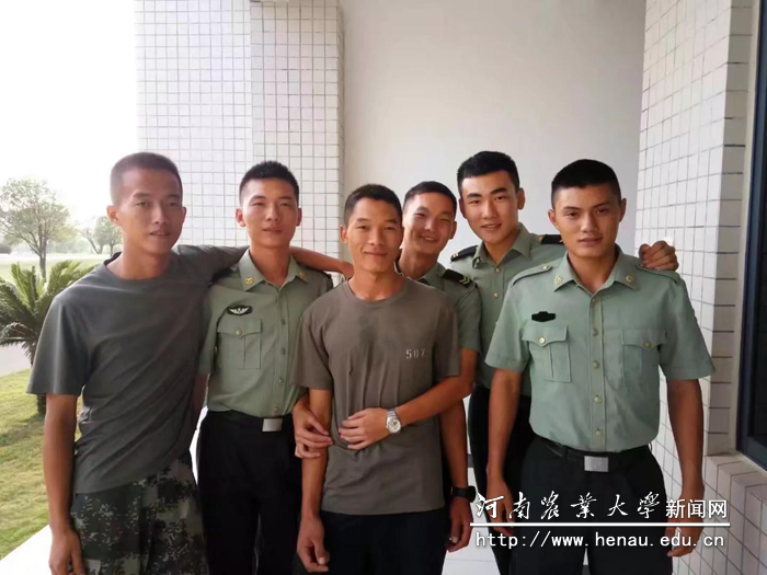 退役时与新兵合影(右二) 退役时与新兵合影(右二)