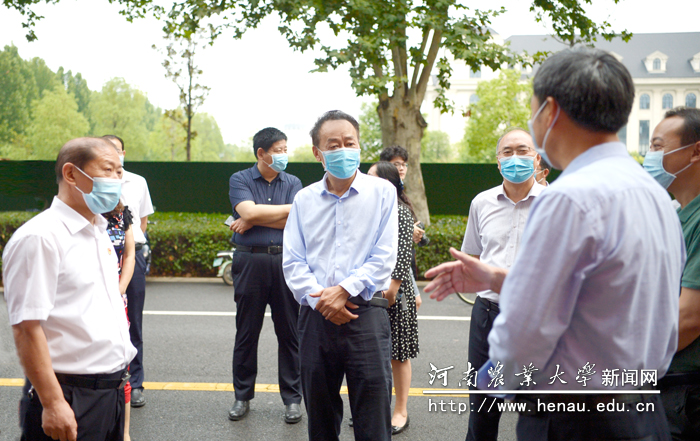 校党委书记魏蒙关一行查看龙子湖校区报到情况 校党委书记魏蒙关一行查看龙子湖校区报到情况