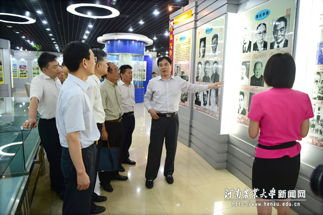 参观校史馆 参观校史馆