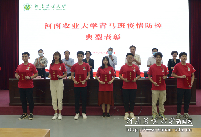 与会领导为获奖代表颁奖 与会领导为获奖代表颁奖