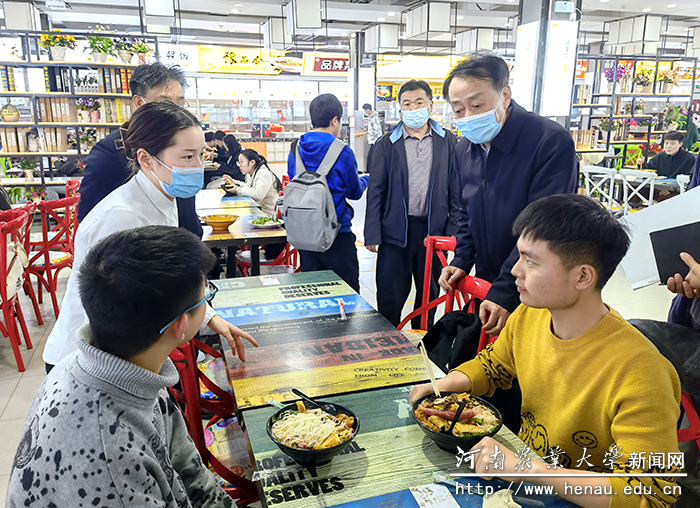 校党委书记魏蒙关在桃李园学生公寓进行调研