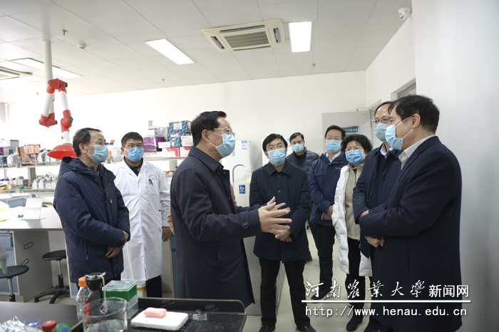 高体健一行详细了解科研工作进展情况 高体健一行详细了解科研工作进展情况