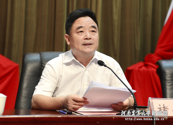 校党委副书记、工会主席褚金海宣读先进集体和个人名单 校党委副书记、工会主席褚金海宣读先进集体和个人名单