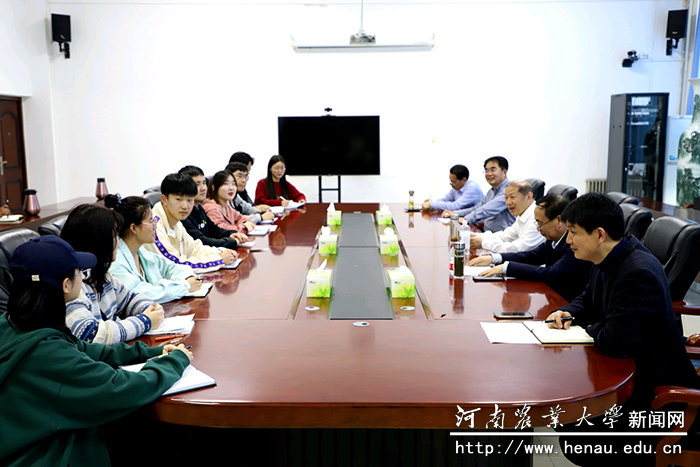 校长介晓磊在许昌校区与学生进行交流座谈