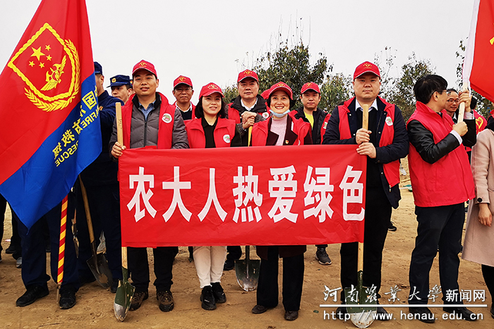 省直文明单位（校园）义务植树活动现场