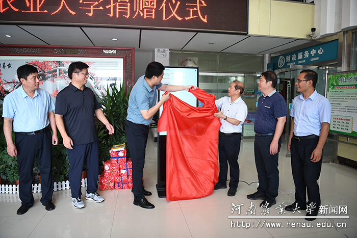 为当地捐赠数字图书阅读机 为当地捐赠数字图书阅读机